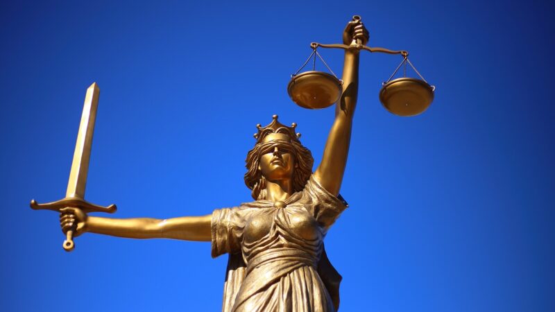 O que é justiça segundo a lei, a filosofia e a vida real