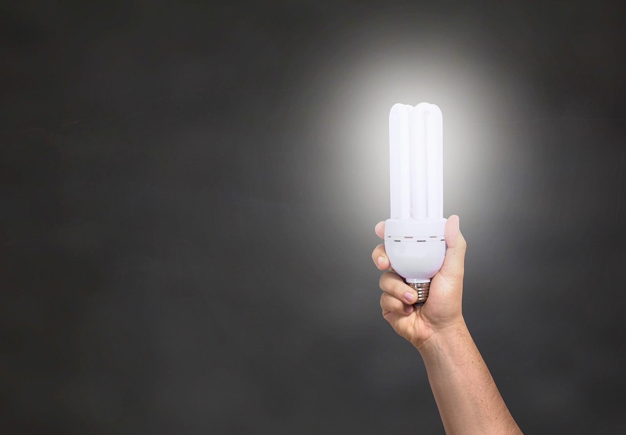O que é melhor para economizar luz: lâmpada de LED ou fluorescente? Descubra já