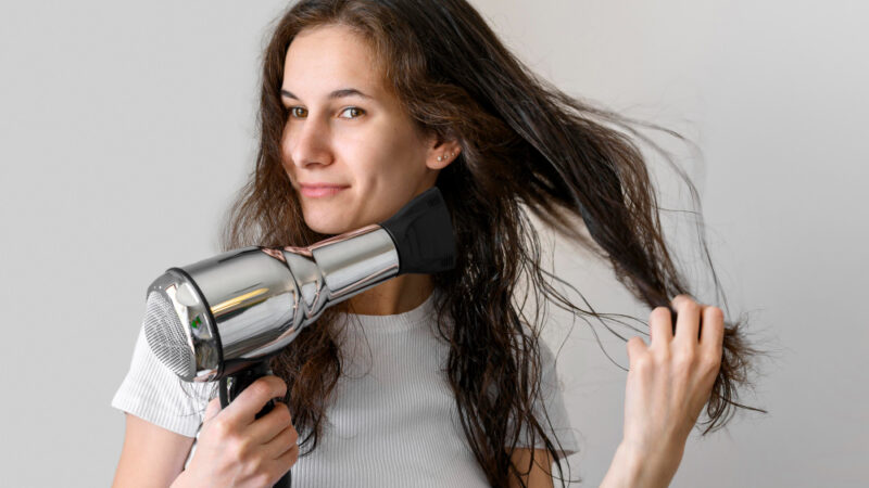 Os cuidados necessários para evitar danos ao cabelo ao usar fontes de calor