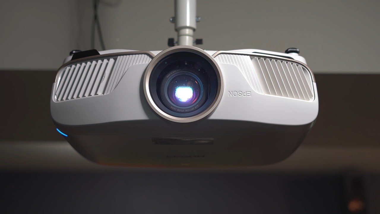 Por que cada vez mais brasileiros estão trocando a TV por um projetor portátil