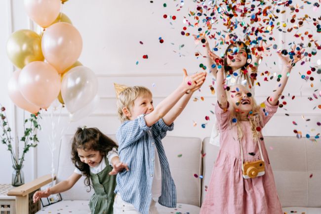Quais tipos de brinquedos são melhores para alugar para festas infantis?