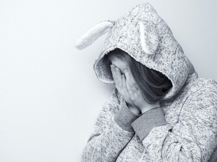 Sonhar chorando muito: 5 significados profundos que você precisa entender