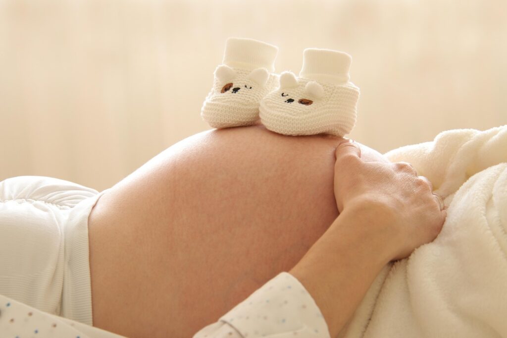 Sonhar com bebê mexendo na barriga: 5 significados que vão te emocionar ...