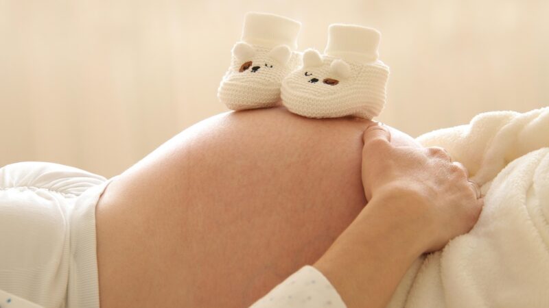 Sonhar com bebê mexendo na barriga: 5 significados que vão te emocionar