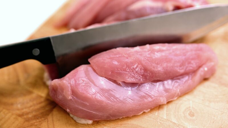 Sonhar com carne crua: 5 interpretações que vão despertar sua curiosidade