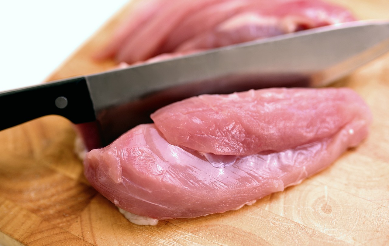 Sonhar com carne crua: 5 interpretações que vão despertar sua curiosidade