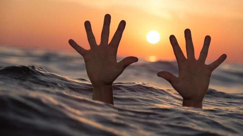 Sonhar com criança afogando: 6 significados urgentes que você precisa saber