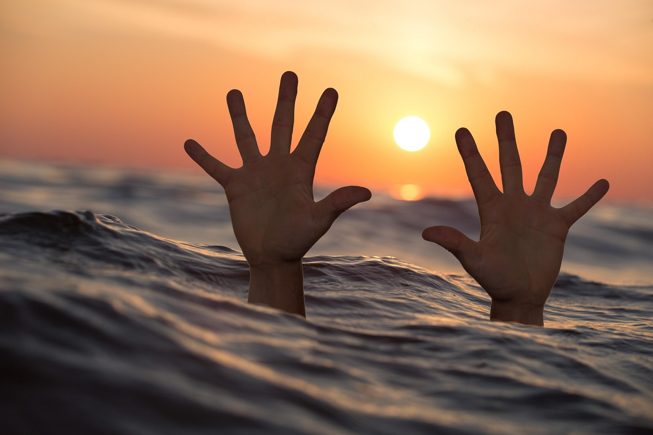 Sonhar com criança afogando: 6 significados urgentes que você precisa saber