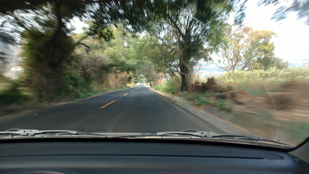 Sonhar dirigindo carro: 5 significados que revelam seu caminho na vida