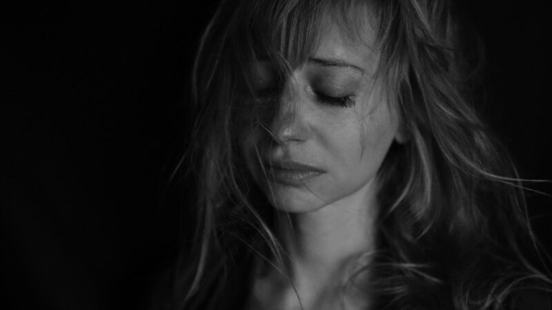 Sonhar que está chorando: 5 significados emocionantes que revelam muito