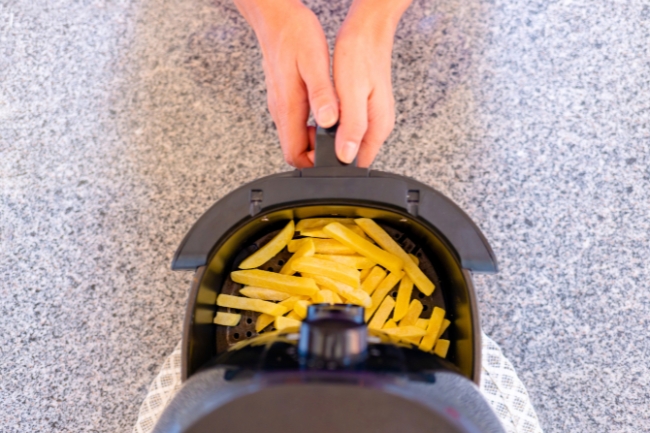 Cansou de pagar caro no mercado? Veja como a air fryer está economizando no gás de cozinha