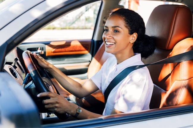 Sonhar dirigindo carro: 5 significados que revelam seu caminho na vida