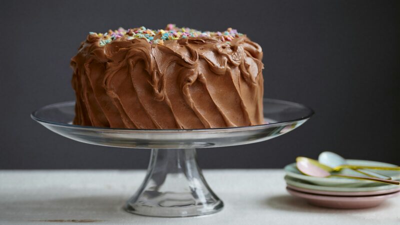 Bolo de chocolate que já sai com calda: Aprenda a fazer