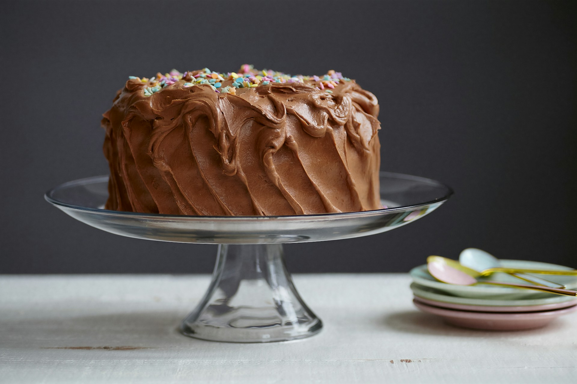 Bolo de chocolate que já sai com calda: Aprenda a fazer