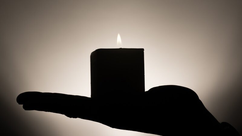Sentir cheiro de vela: 5 mensagens espirituais que você não pode ignorar