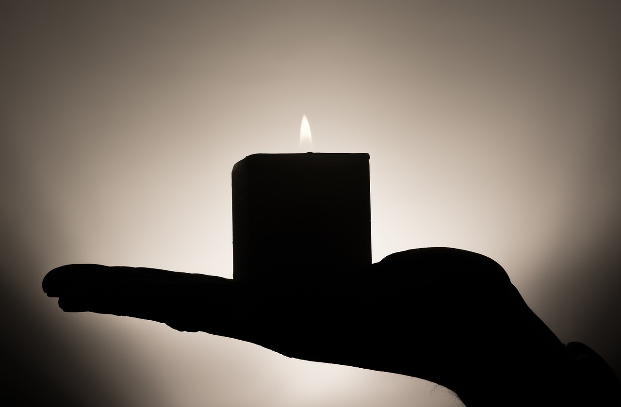 Sentir cheiro de vela: 5 mensagens espirituais que você não pode ignorar