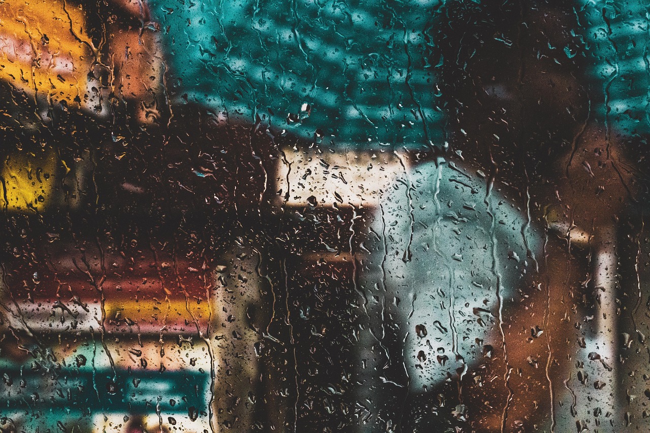 Sonhar com chuva forte: 5 significados que revelam emoções intensas