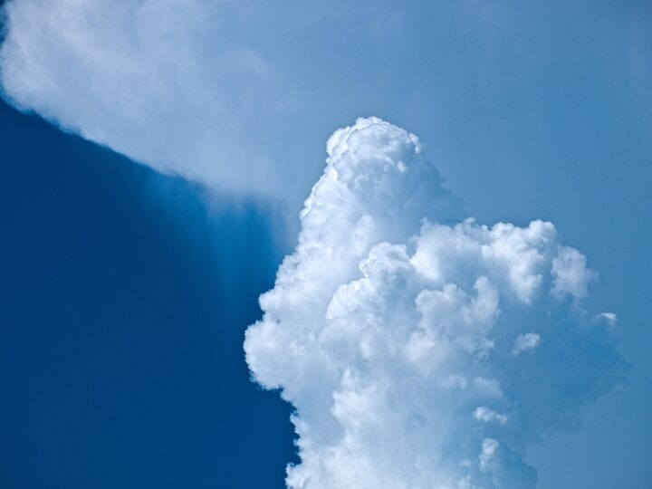 Sonhar com chuva forte: 5 significados que revelam emoções intensas