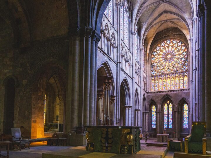 Sonhar com igreja católica: 5 mensagens espirituais que você precisa entender