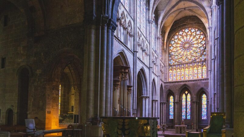 Sonhar com igreja católica: 5 mensagens espirituais que você precisa entender