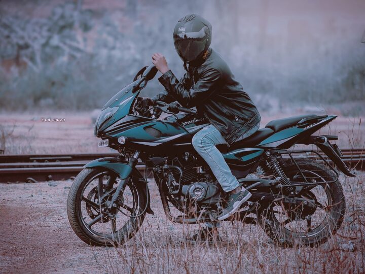 Sonhar com moto: 5 interpretações que aceleram seus desejos ocultos