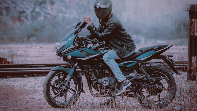 Sonhar com moto: 5 interpretações que aceleram seus desejos ocultos