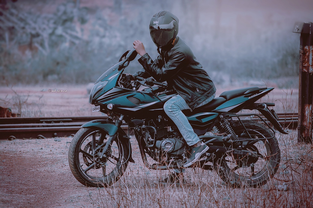 Sonhar com moto: 5 interpretações que aceleram seus desejos ocultos