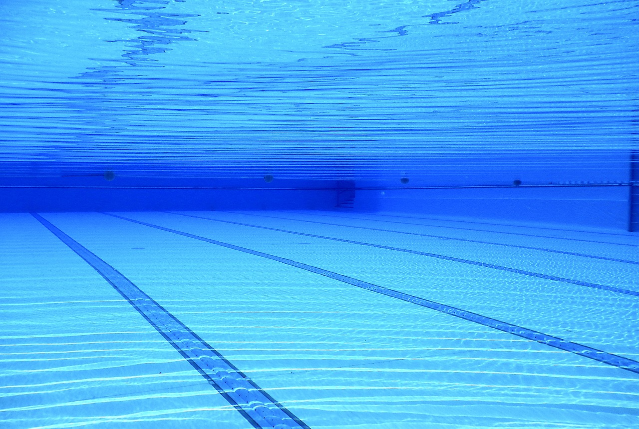Sonhar com piscina: 5 interpretações que mergulham em suas emoções