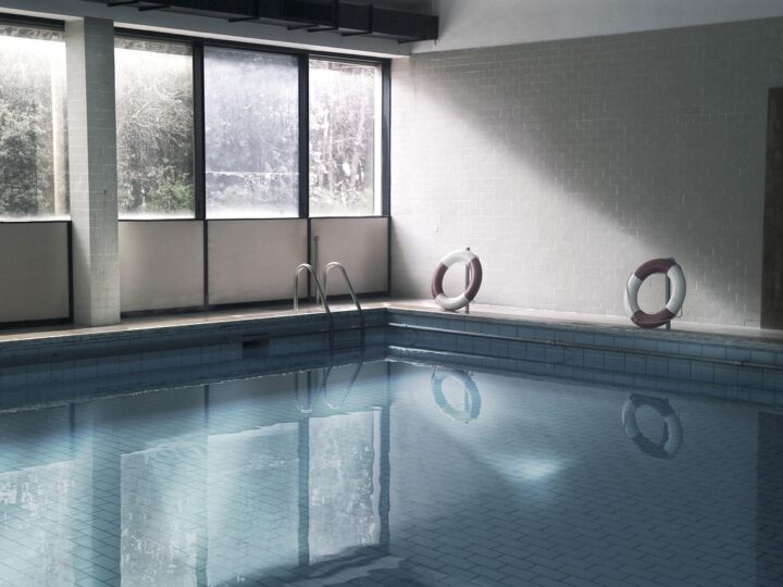 Sonhar com piscina: 5 interpretações que mergulham em suas emoções