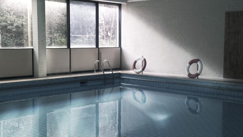 Sonhar com piscina: 5 interpretações que mergulham em suas emoções