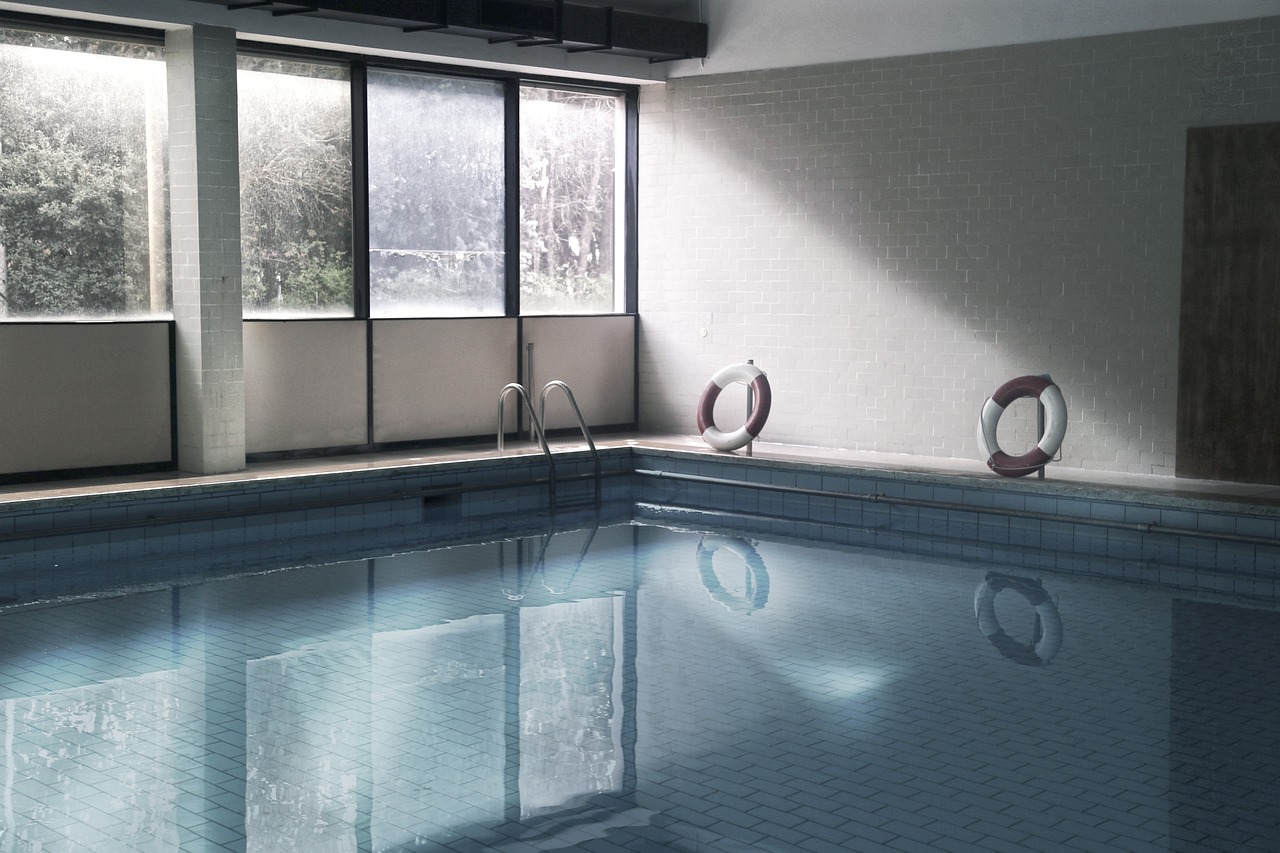 Sonhar com piscina: 5 interpretações que mergulham em suas emoções