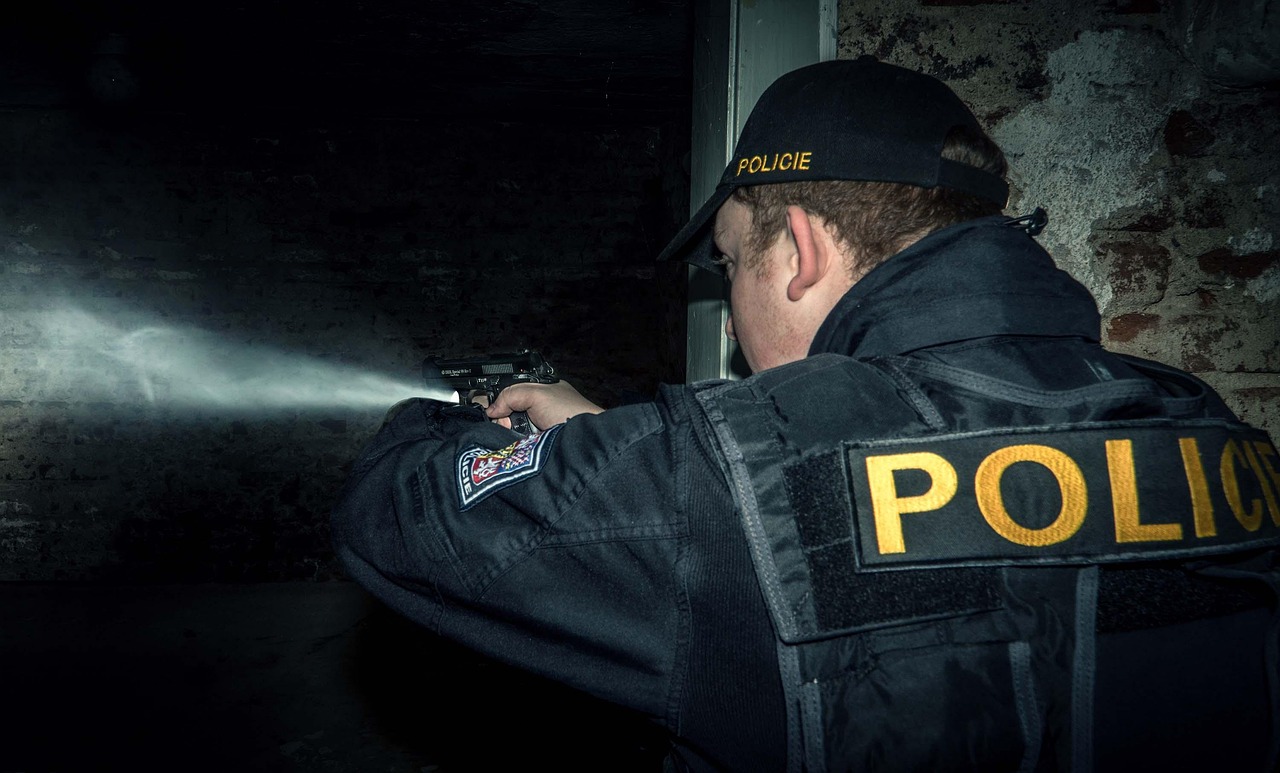 Sonhar com polícia: 5 significados que vão te deixar em alerta agora