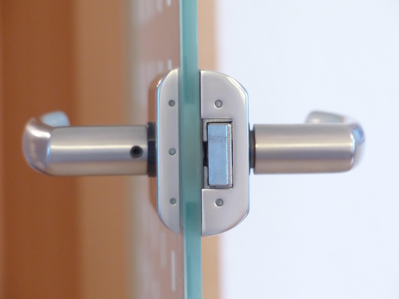 Sonhar com porta quebrada: 5 interpretações sobre segurança e mudanças