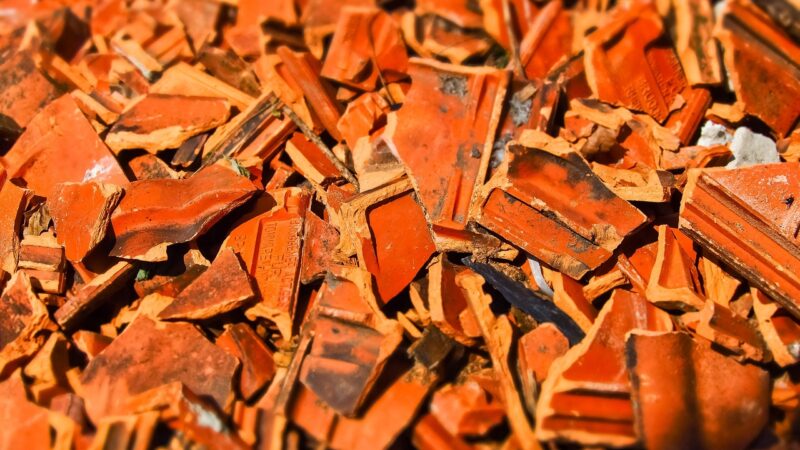 Sonhar com telhado: 5 interpretações que protegem seus maiores sonhos