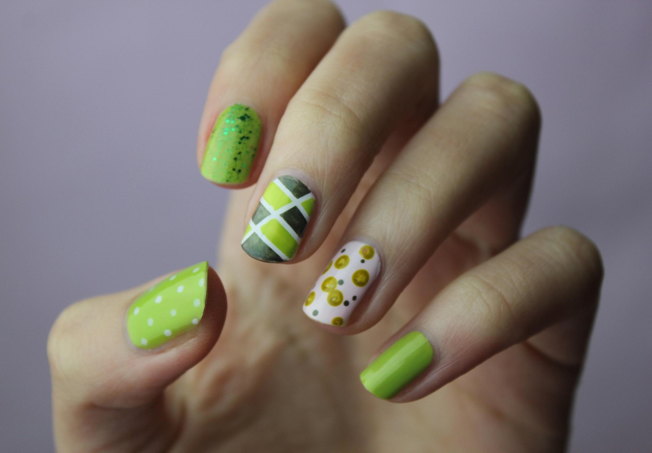Sonhar com unhas: 5 interpretações que revelam sua força e cuidado