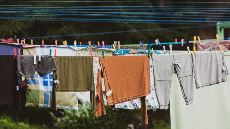 Sonhar estendendo roupa: 5 interpretações sobre organização e renovação