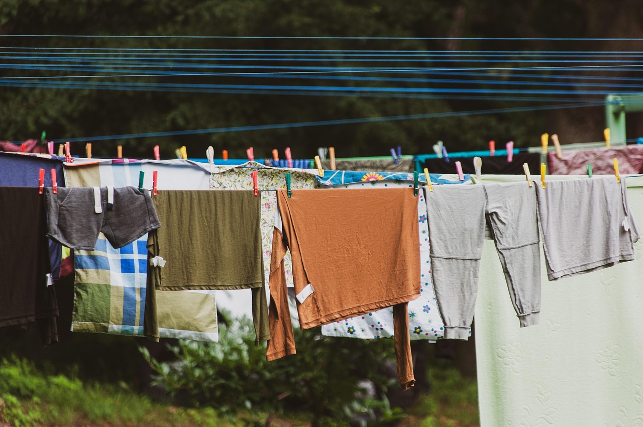 Sonhar estendendo roupa: 5 interpretações sobre organização e renovação