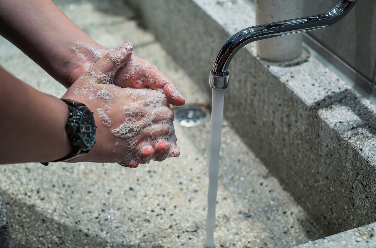 Sonhar lavando roupa suja: 5 interpretações sobre limpeza e renovação