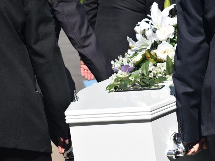 Sonhar que morreu: 5 revelações profundas sobre transformação e fim