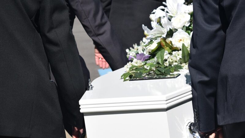 Sonhar que morreu: 5 revelações profundas sobre transformação e fim
