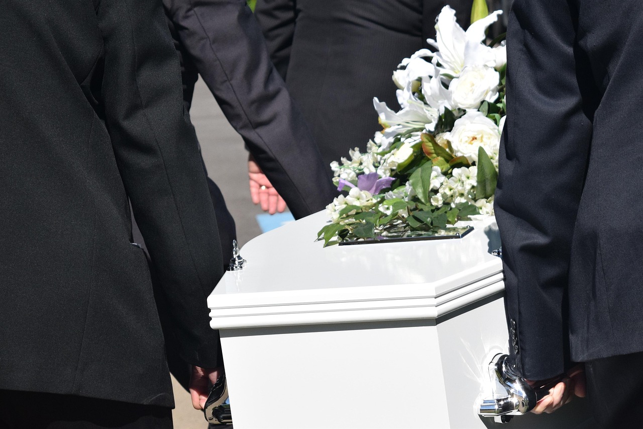 Sonhar que morreu: 5 revelações profundas sobre transformação e fim