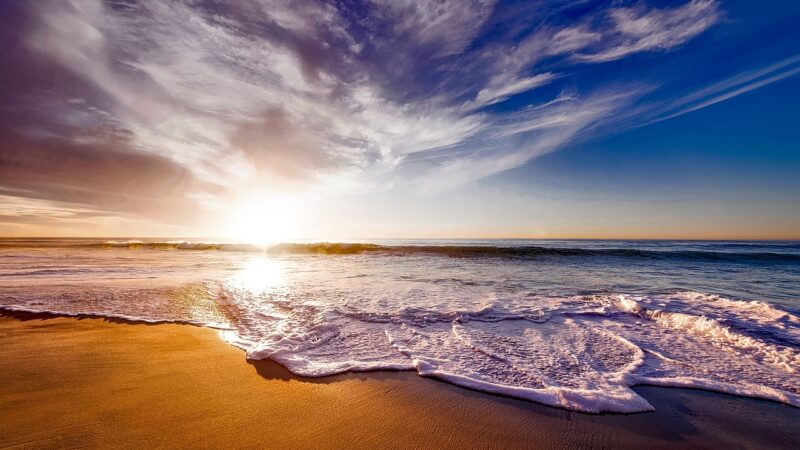 Sonhar se afogando na praia: 5 mensagens urgentes que vão te surpreender