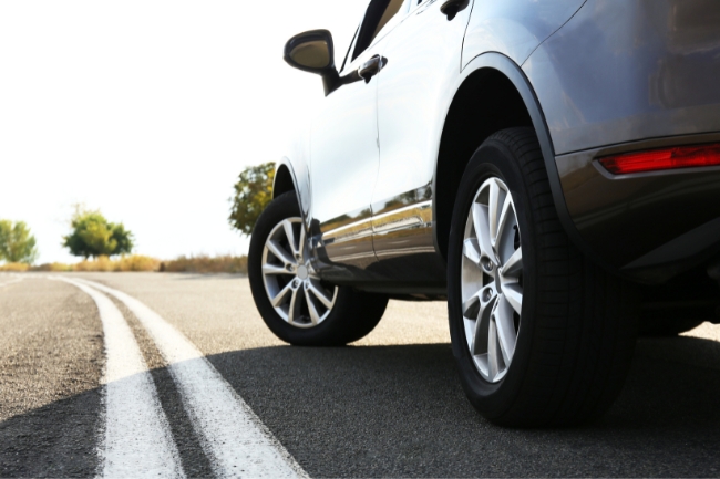 Sonhar que bateu o carro: 5 interpretações sobre perdas e cuidados