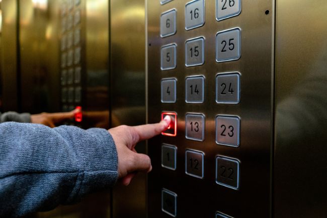 Sonhar com elevador: 5 significados que sobem e descem em sua vida