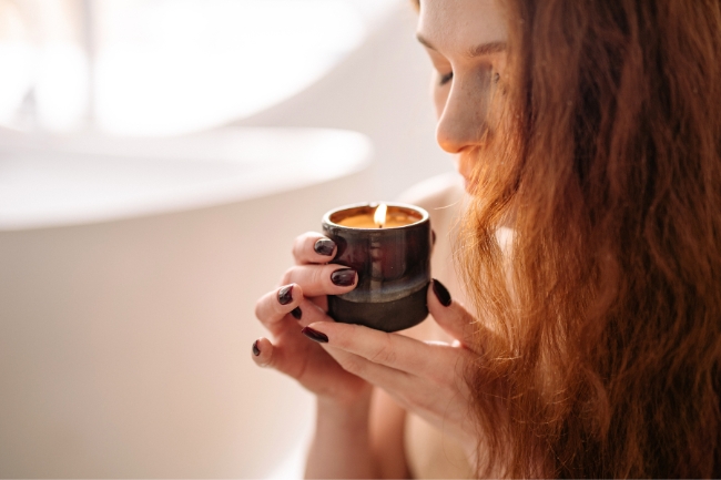Sentir cheiro de vela: 5 mensagens espirituais que você não pode ignorar