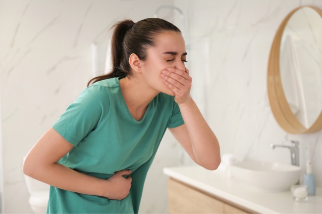 Sonhar com pessoa vomitando: 5 significados que você precisa entender hoje