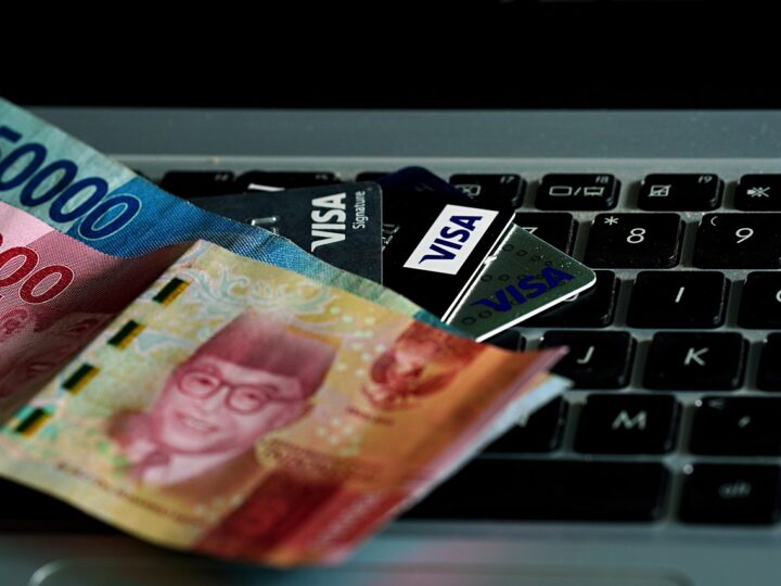 Cartão de débito molhado estraga: 5 riscos que você precisa conhecer