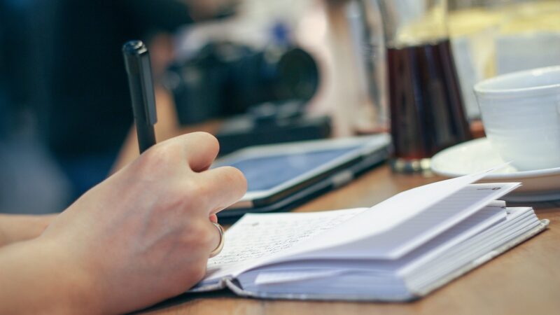 Frases para bio do WhatsApp: 5 ideias criativas para se destacar agora
