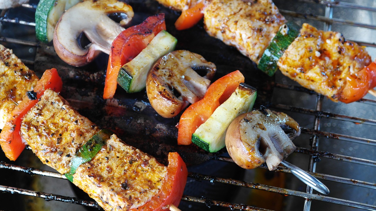 Sonhar assando carne: 5 simbolismos que aquecem sua vida agora
