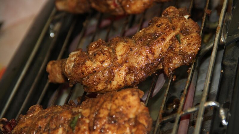 Sonhar assando carne: 5 simbolismos que aquecem sua vida agora